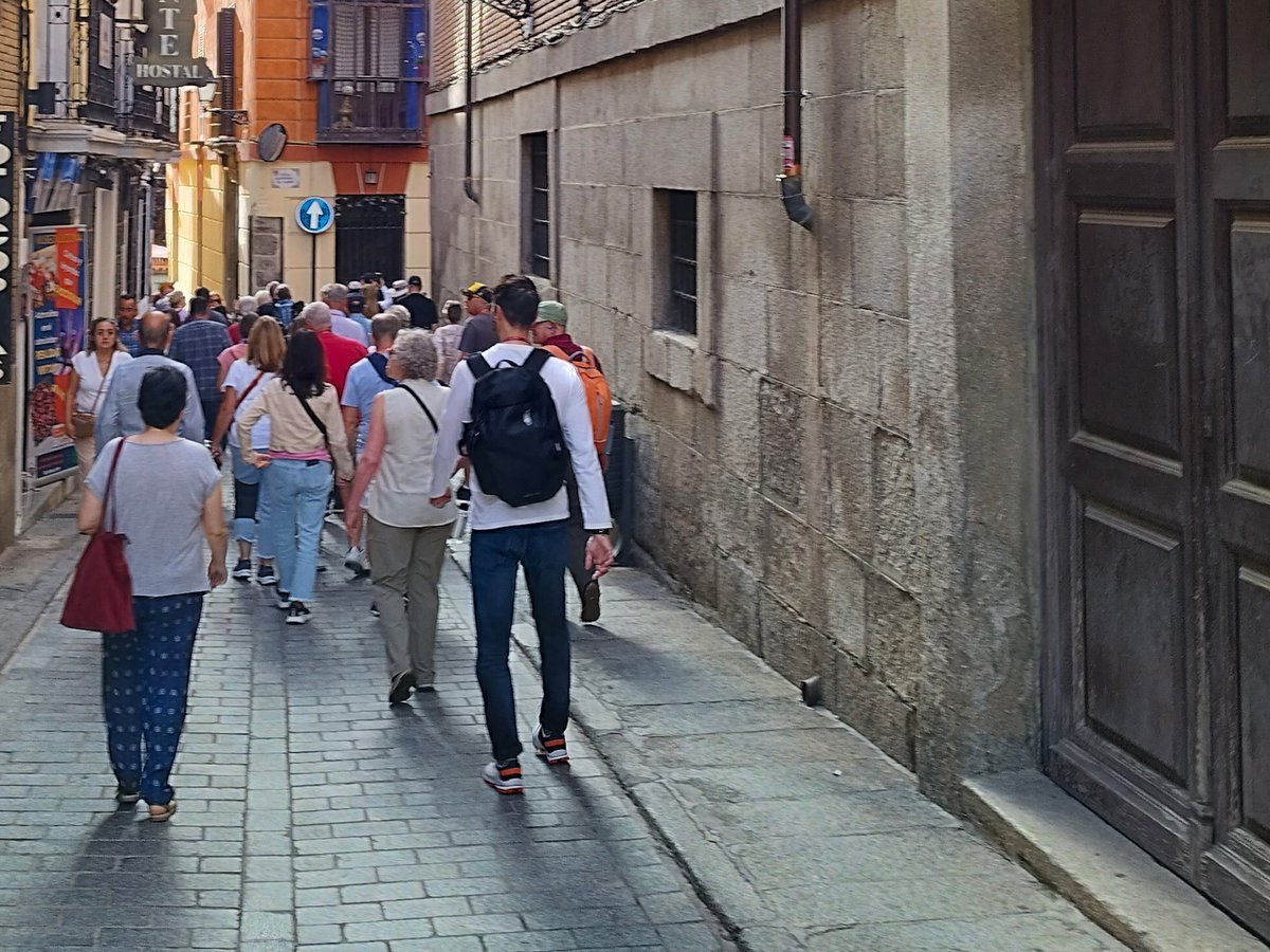 hilarcon's tweet photo. #Toledo #CascoHistórico #Vecineando
Me topo con un grupo de más de 50 clientes de un negocio privado de rutas turísticas. Ocupando todo el ancho de la calle, el grupo avanza como una compacta falange hoplita que victoriosa desfila por el barrio...
Calle Navarro Ledesma. https://t.co/DPxvldNChN