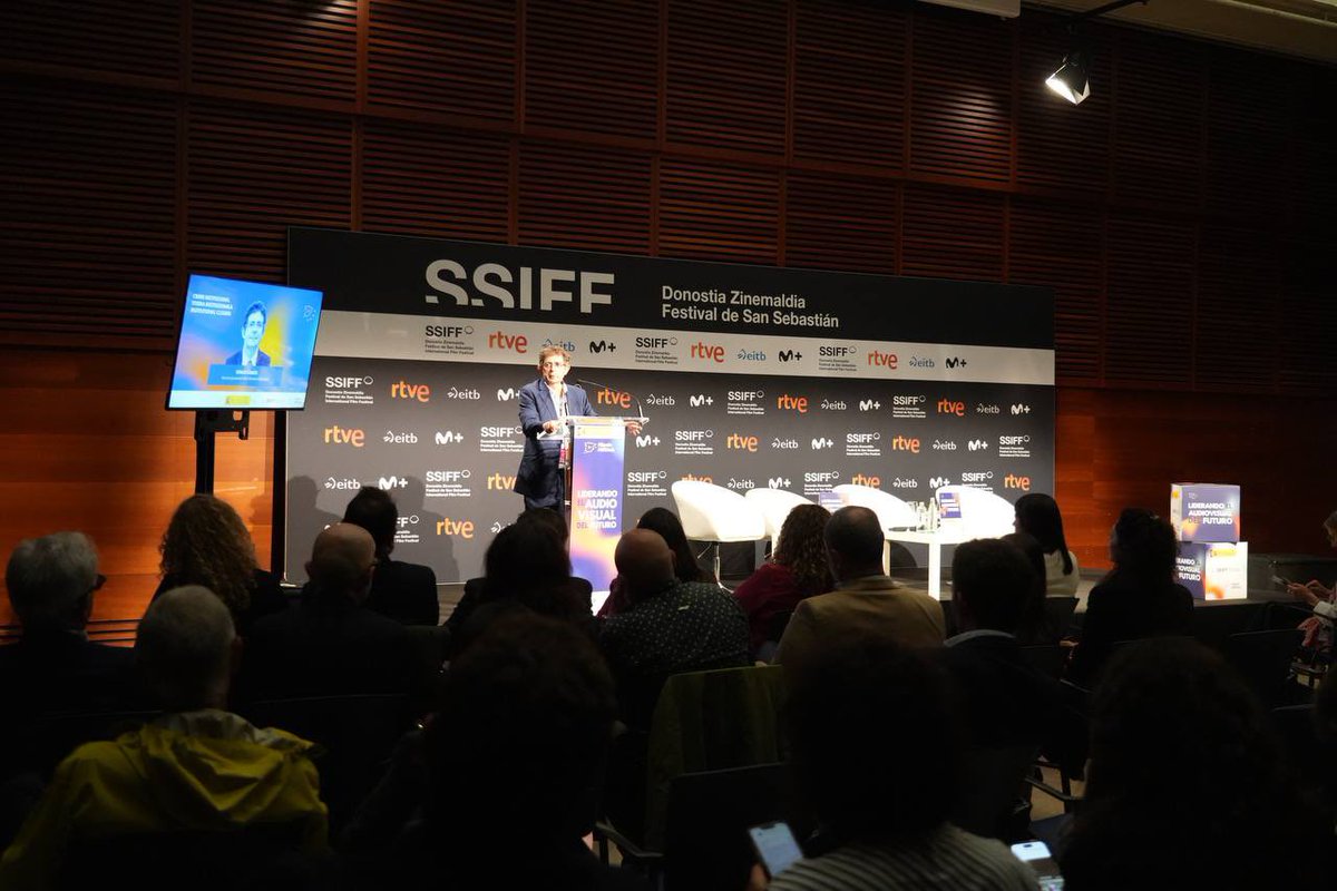 🗣️ "Es fundamental que nuestro talento y nuestras empresas audiovisuales estén presentes en otros países. La internacionalización es la clave para hacer crecer a nuestra industria"

Inicia la clausura de la jornada el director general de <a href="/CineICAA/">ICAA</a> <a href="/IgnasiCamos/">Ignasi Camós 🎬🎥🇪🇸</a> 🎬🇪🇸🌎