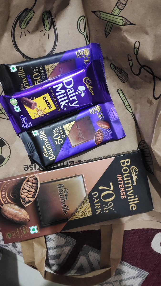 AdvGantayat's tweet image. ରାଗିଥିବା ଝିଅ ମାନଙ୍କୁ ଏମିତି ମନା ଯାଏ 🍫🫶🏻 #Monalisha 
#trick