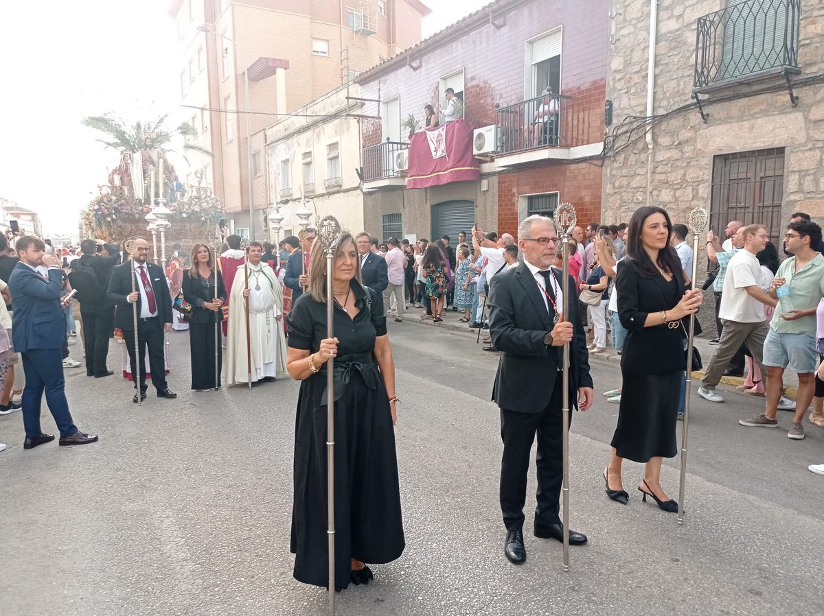 ⚪️ CENTENARIO 'BORRIQUILLA'
<a href="/borrilinares/">Borriquilla Linares</a> celebró su salida extraordinaria con motivo del centenario fundacional de la cofradía.

🔹 La alcaldesa, <a href="/auxidelolmo/">Auxi del Olmo</a>, y representantes municipales participaron en la procesión, que congregó a multitud de personas en las calles.