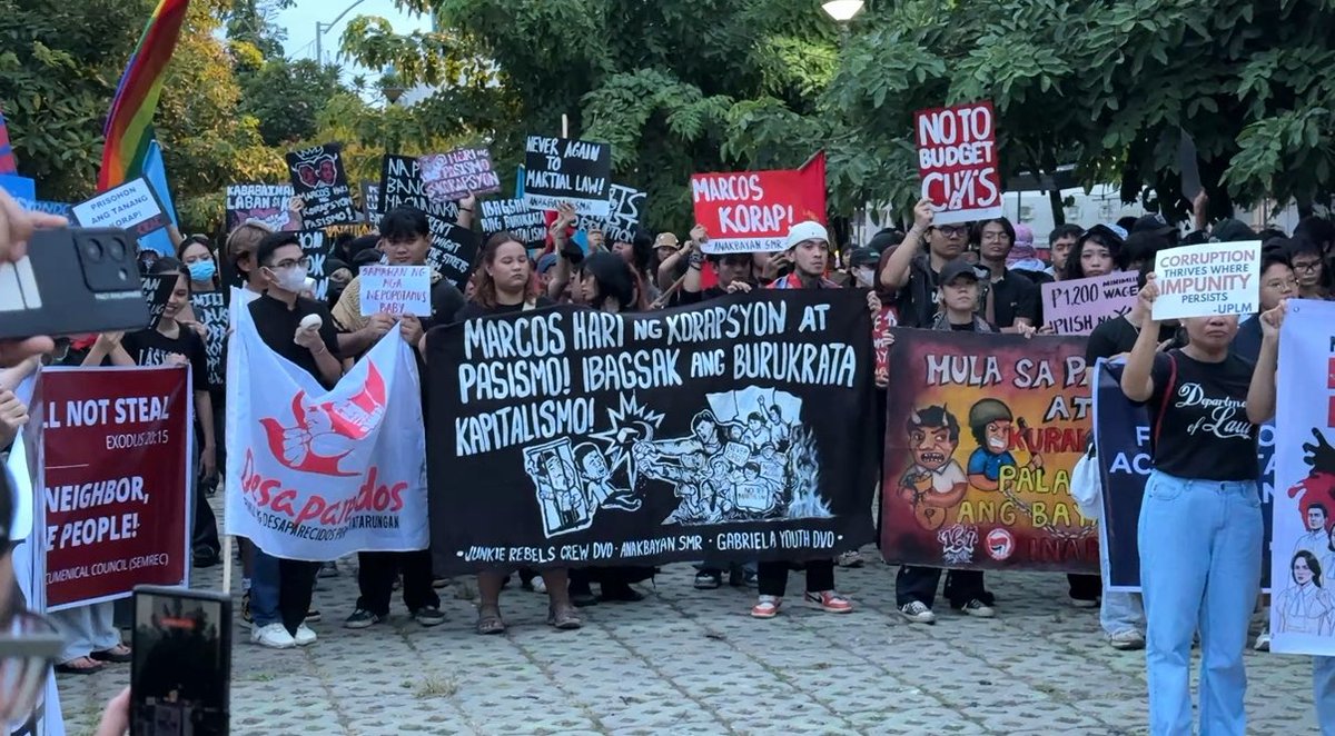 “Lahat ng sangkot, dapat managot!”

Progressive groups and students staged a protest rally along Roxas Avenue, Davao City, against corruption in flood control projects and other government anomalies.

They also threw mud at a huge tarpaulin bearing the faces of President