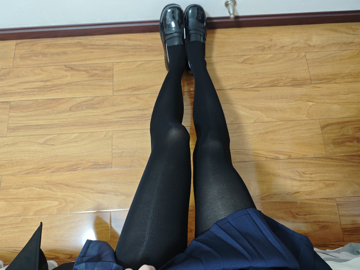 放假前沒什麼發的也沒時間拍了:（
別問為什麼掀裙子 安醬是乖乖女 但是被挾持了