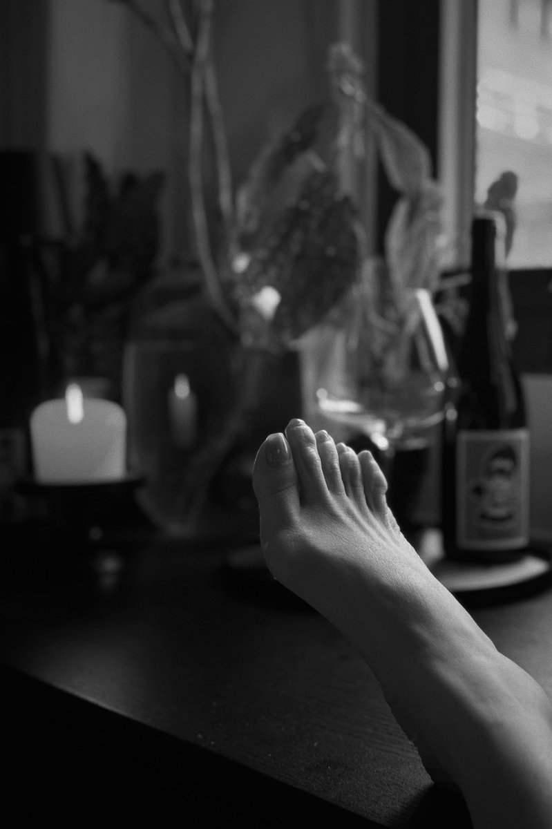 temptress_w's tweet photo. adoring my own feet on a relaxing afternoon at home 

#goddess #mistress #dominatrix #domme #femmefatal #feet #fetish #worship #petit #Asian #femdom #Asianmistress #女S #女dom #bdsm #macau https://t.co/u80LdcLKZE