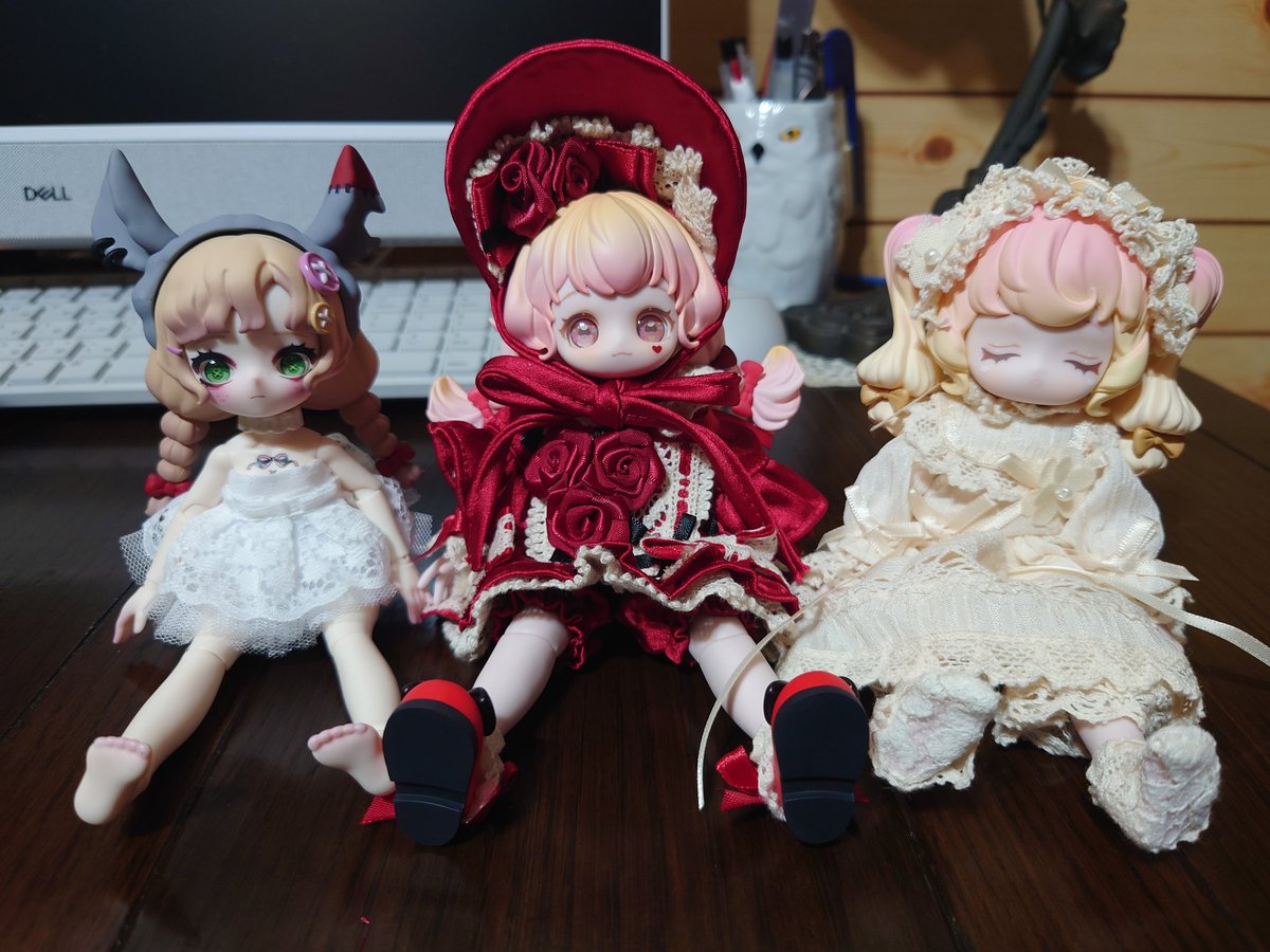 saoto_satsuki's tweet photo. 新しい子達お迎えしてしまった🥰
※左の子だけ手作り衣装なので、本来の服と違います https://t.co/zyWIToznAP