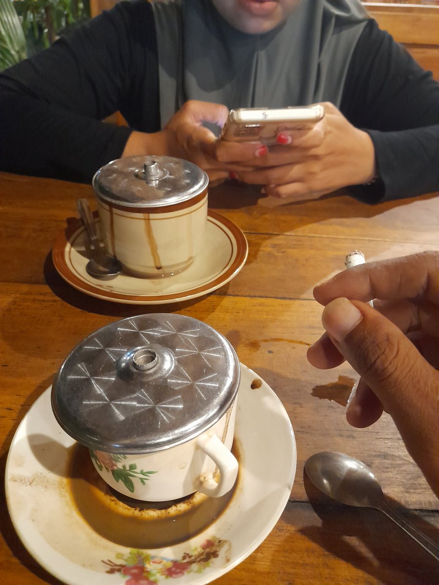 Onlayn jinsiy aloqa Porno: Xotin erini ovqatlantiradi