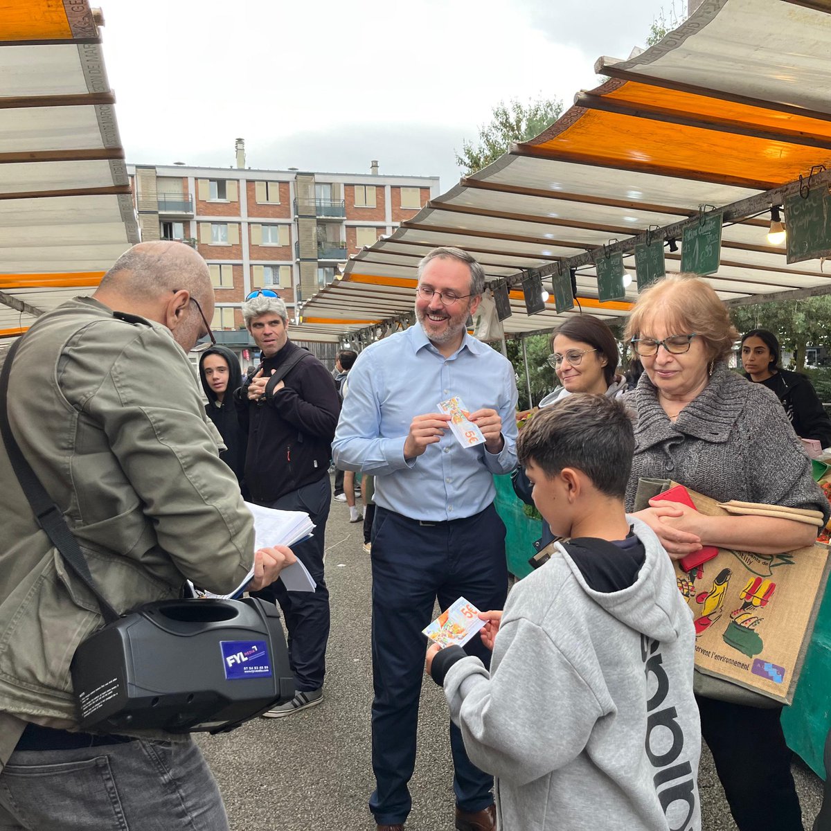 TomGodard's tweet photo. Avec @GentillyRespire ce matin à la réouverture du marché du Chaperon Vert. 

C’est une bonne nouvelle pour le quartier ! 7 ans après l’étude de revitalisation commerciale menée par la ville, il était temps de le redynamiser et de travailler en coopération avec Arcueil. https://t.co/vavR8MMRrJ