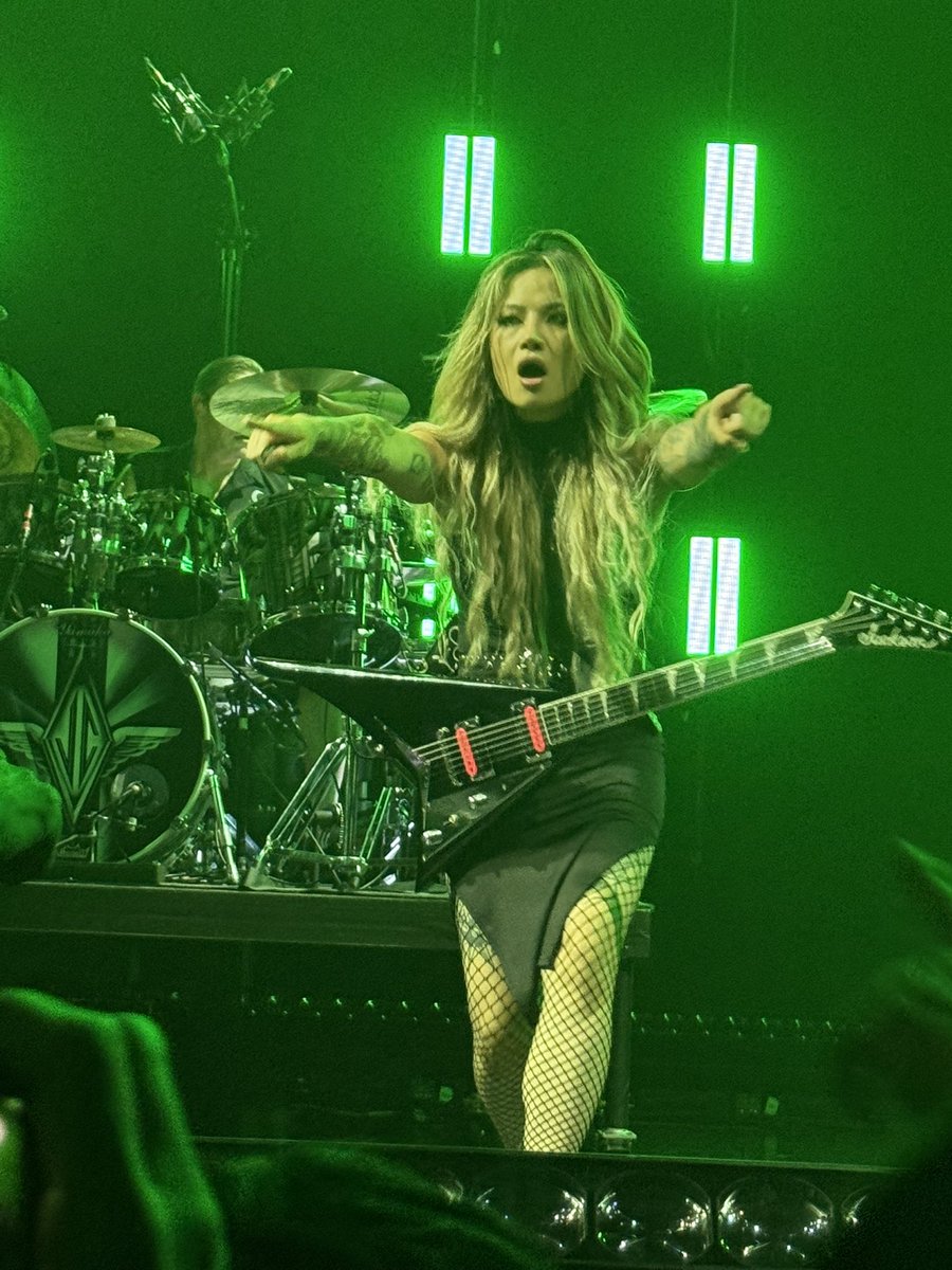 yunyann2's tweet image. サポートメンバーのキキちゃん（って呼んでいいのか？お母さんなのに😅）脇役に徹してたけどなかなか存在感があって良かった😊
 #SmashingPumpkins