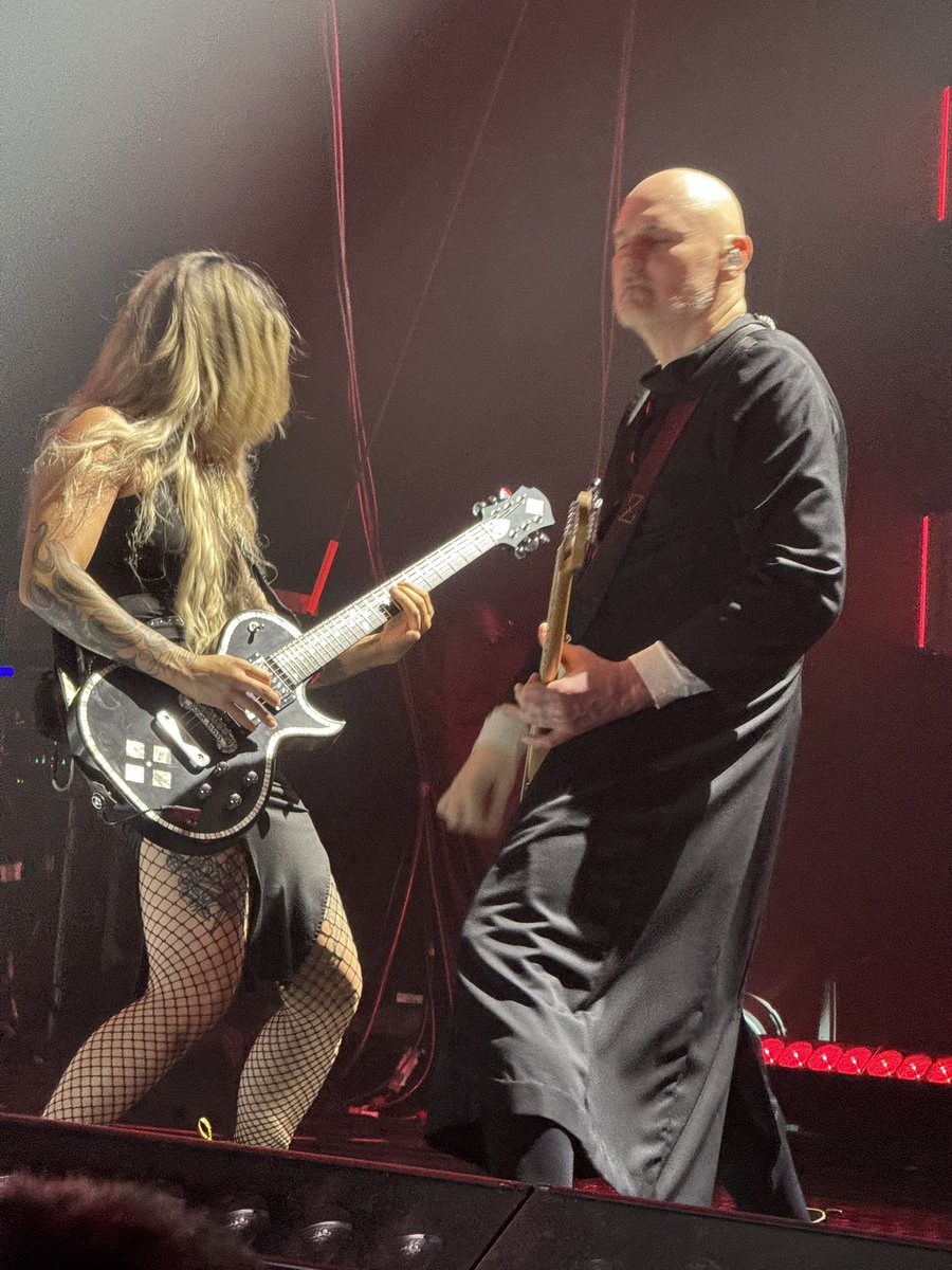 yunyann2's tweet image. サポートメンバーのキキちゃん（って呼んでいいのか？お母さんなのに😅）脇役に徹してたけどなかなか存在感があって良かった😊
 #SmashingPumpkins