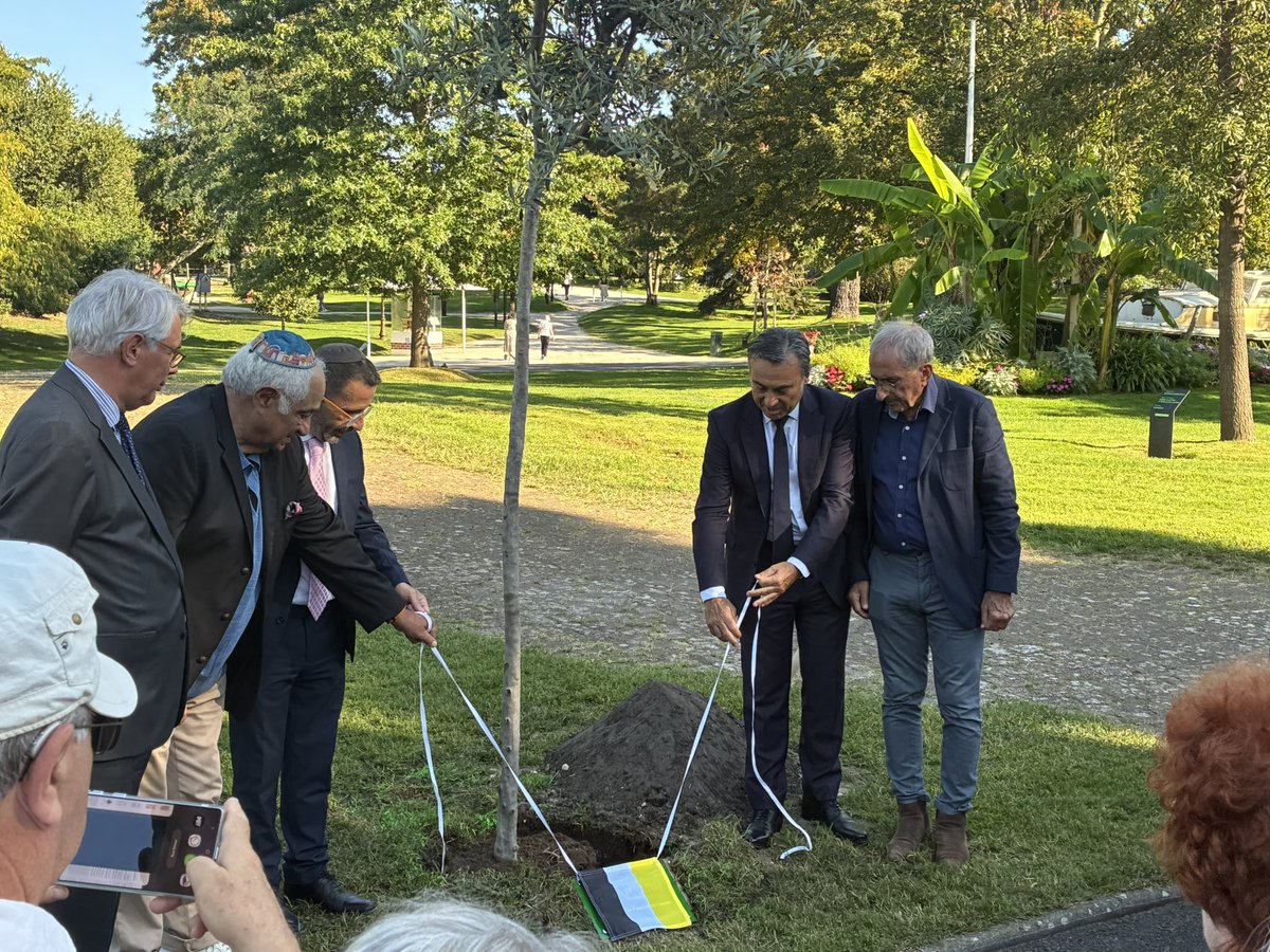 À #Arcachon, nous avons planté un olivier en mémoire d’Ilan Halimi.
Symbole universel de paix et d’espérance, cet arbre rappellera notre attachement aux valeurs de la République – Liberté, Égalité, Fraternité – et notre refus de l’antisémitisme. #France