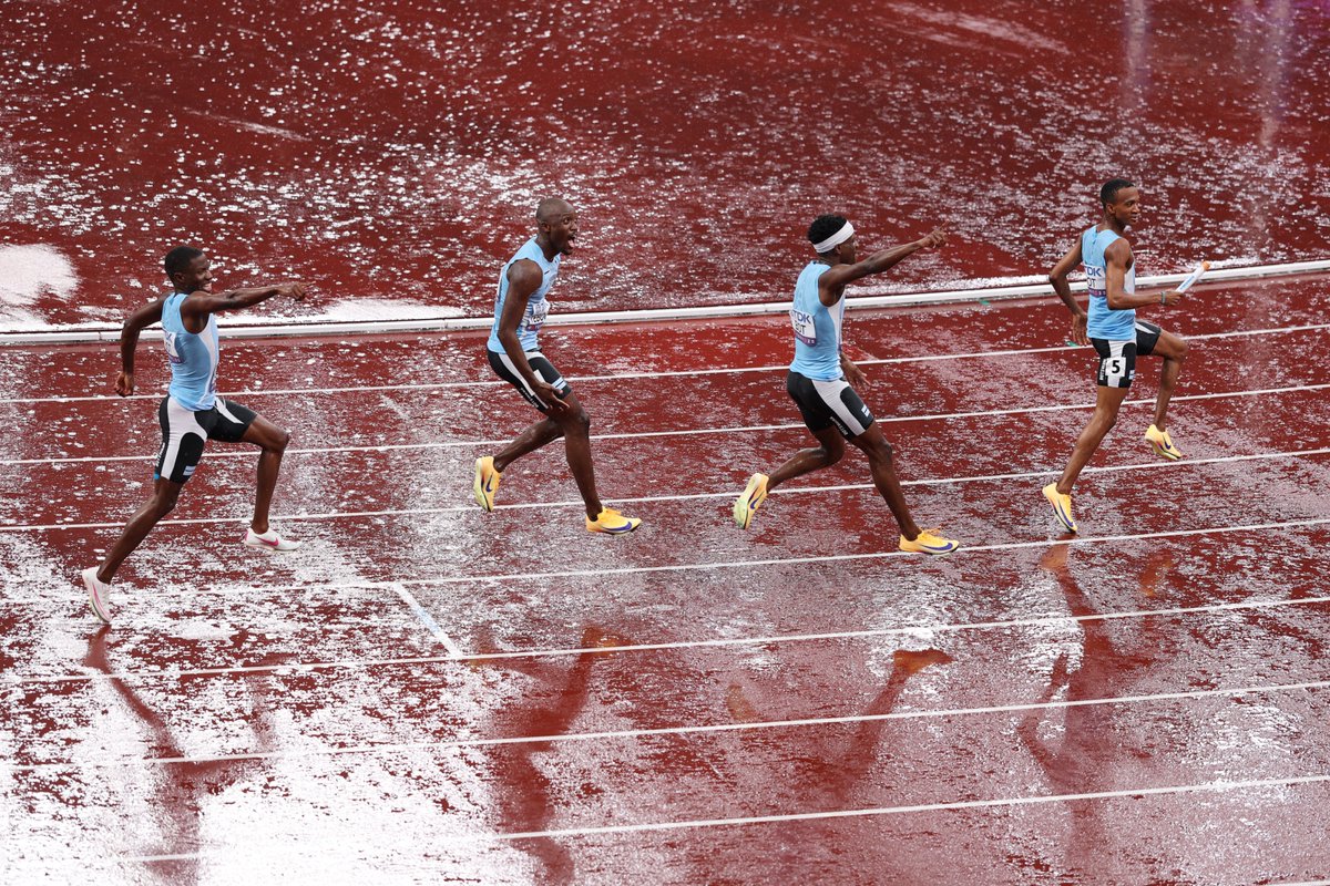gorin's tweet photo. レース後...まだまだ走れます🤯

ボツワナ代表は男子4×400mリレーで金メダル🥇 https://t.co/lMq3uz5w8U