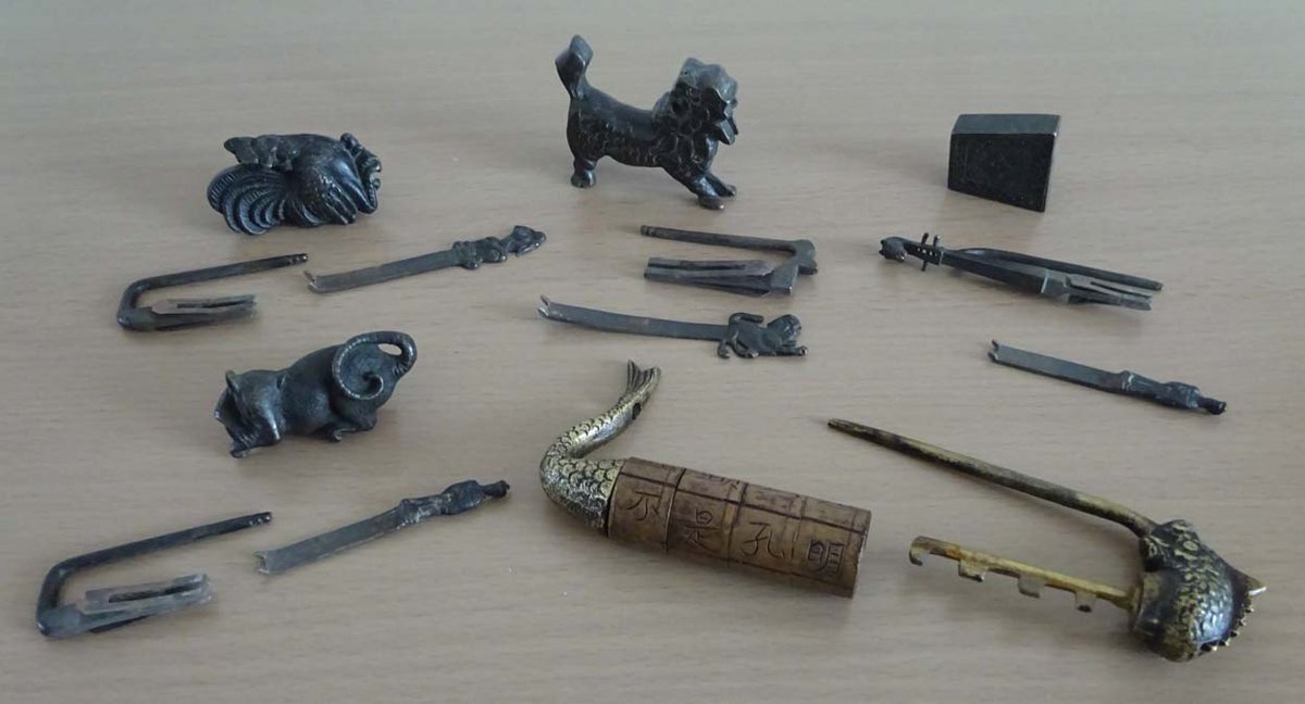 犬の形をした錠を頂いた時にその形と開け方の面白さに魅了された。その後、京都の弘法市（か天神さん）で見かけていくつか購入した。鍵を差し込んで開けたりダイヤルを回して意味の通る文にして開けたりする仕組みが面白い。犬の形の錠はインド製らしい。