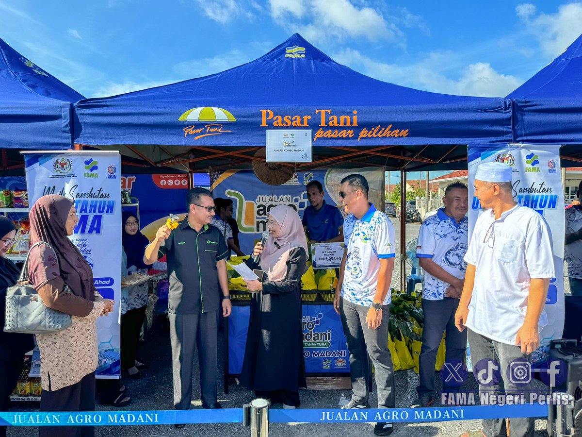 PerlisFama's tweet photo. 21 September 2025 | FAMA Negeri Perlis mengambil inisiatif berkolaborasi bersama Jabatan Hal Ehwal Agama Islam Negeri Perlis (JAIPs) dan Lembaga Tabung Haji Negeri Perlis dalam menganjurkan Jualan Agro Madani sempena Sambutan Jubli Intan FAMA di Pasar Tani Masjid Al Istiqamah. https://t.co/FJ3qwOSC3f