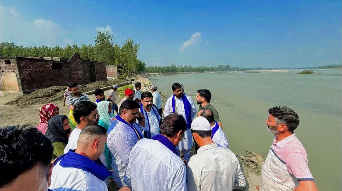 "पंजाब के पठानकोट के बाढ़ प्रभावित क्षेत्र दौरा किया। वहाँ बाढ़ पीड़ित परिवारों से मुलाकात की और उनकी पीड़ा को साझा किया। इस आपदा मे सहयोग का वादा किया ! जनजीवन बुरी तरह प्रभावित हुआ है।"