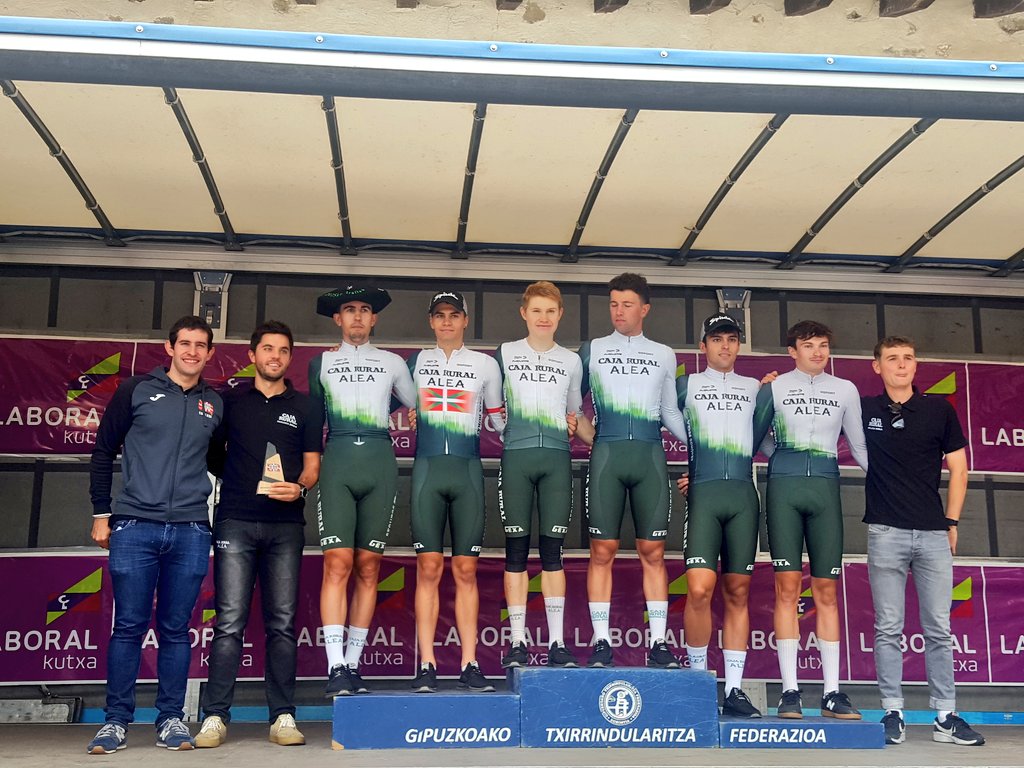 Premio equipo 60 San Martín Proba  y premio equipo 
 #TorneoLehendakari  #Lehendakaritxapelketa  <a href="/FilialCajaRural/">Caja Rural-Alea</a> junto a su director <a href="/EnekoIparragir1/">Eneko Iparragirre</a> y <a href="/ourruzme/">onditz urruzmendi</a> <a href="/ETXFed/">Euskadiko Txirrindularitza Federazioa</a> #Gipuzkoakotxapelketa #Ataun