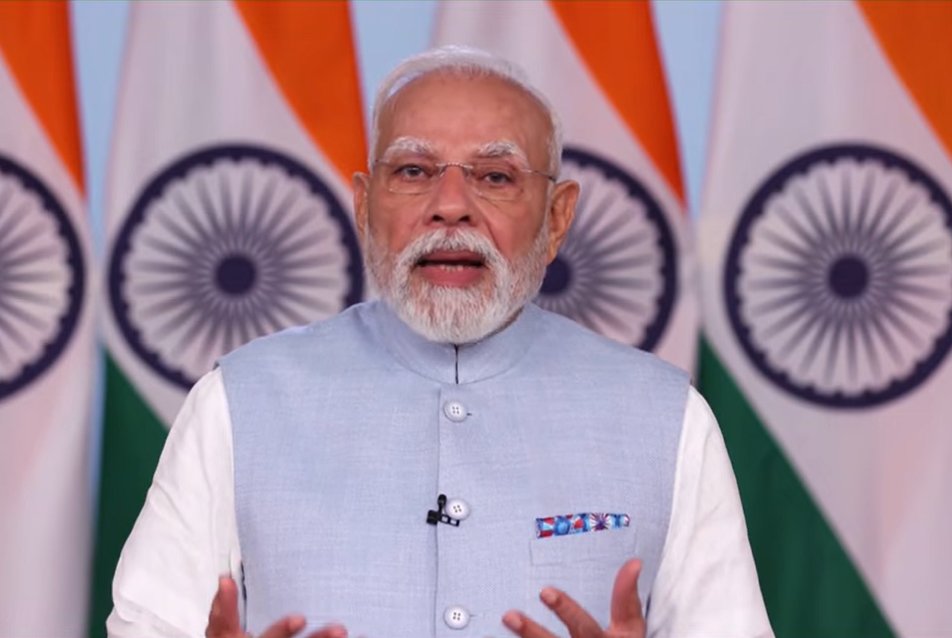 जब आपने हमें 2014 में सेवा का अवसर दिया तो हमने जनहित में, देशहित में जीएसटी को अपनी प्राथमिकता बनाया।

हमने हर स्टेक होल्डर से चर्चा की, हमने हर राज्यों की हर शंका का निवारण किया। हर सवाल का समाधान खोजा। सभी राज्यों को, सबको साथ लेकर आजाद भारत का इतना बड़ा टैक्स रिफॉर्म्स संभव