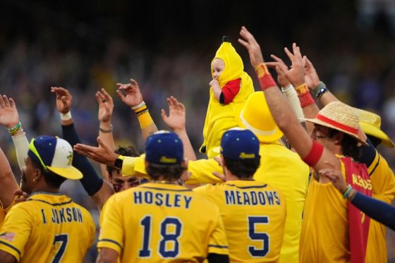 【白熱】世界陸上の裏で…MLB球場で「世界一遅いレース」 10mに約2分も大歓声
news.livedoor.com/article/detail…

球場で赤ちゃんのハイハイレースを開催。司会者は「爆発的なスタートを切った！ 微動だにしません！」「私たちは一晩中ここにいるかもしれません！」などと“名実況”を展開した。