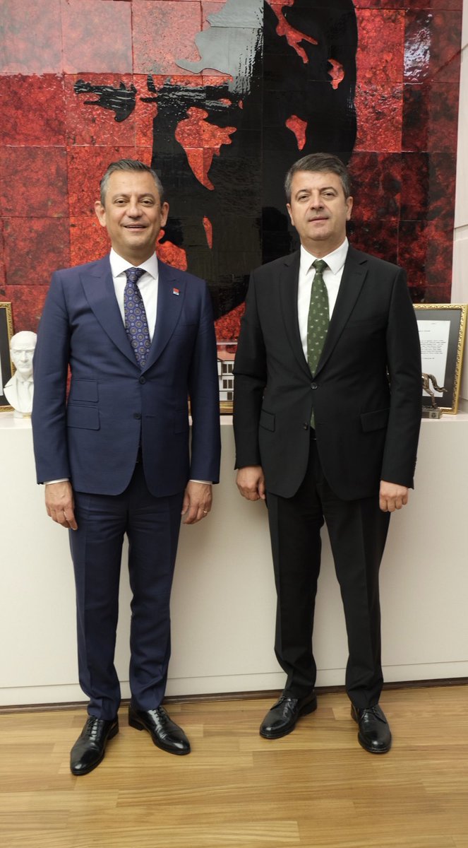 22.Olağanüstü Kurultayımızda 835 geçerli oyun tamamını alarak üçüncü kez genel başkanımız seçilen Sayın Özgür Özel’i [<a href="/eczozgurozel/">Özgür Özel</a>] kutluyor; bugüne denk gelen doğum günü dolayısıyla kendisine sağlık, mutluluk ve başarılarla dolu uzun bir ömür diliyorum.