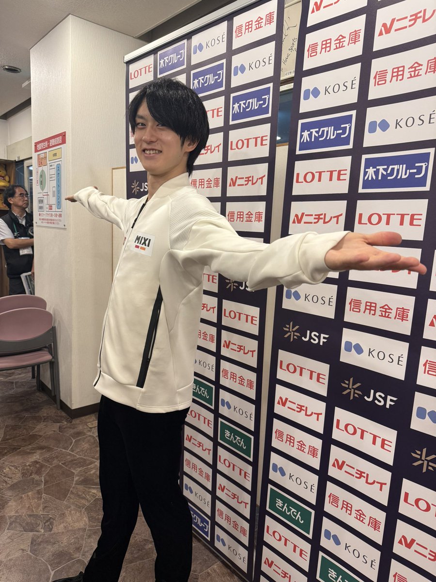 online_on_ice's tweet photo. 🏯中部選手権2025 ❄️シニア男子🏯
🥇 #山本草太 選手

観客席の🎤本郷理華さんも思わず立ち上がり『うるっときた😢』と語るほどの圧巻の演技👏

🗣️今大会は自分ができる範囲でやれることはやれたかなと思う☺️

🎶ハレルヤ👼については
🗣️人生良いことも悪いことも含めて思わず
「ハレルヤ」と口ずさんでしまうようなイメージ。
スケート人生というかそういうものを広げて行けたらいいな😇

#figureskate  #フジスケ #全日本への道
#SotaYAMAMOTO