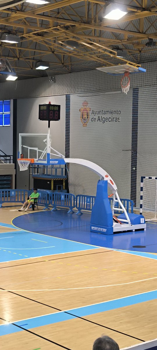Empieza la temporada del <a href="/CB_Algeciras/">Club Baloncesto Algeciras 'CBA'</a> tercer tiempo vs San Fernando, falla una canasta (el secundero). Partido parado. Nadie de mantenimiento del <a href="/aytoalgeciras/">Ayto. de Algeciras</a> en el Juan Carlos Mateo, mucha calor.
Así funcionan las cosas en #algeciras. Algeciras Capital!