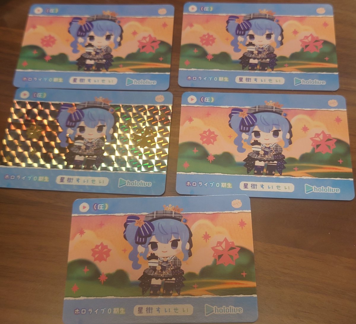 hazuki_sasame's tweet image. 甥っ子が頭抱えてうわぁぁぁぁぁ！！すいちゃん５枚目ぇぇぇぇ！！ってなってたので見るに見かねて代理交換してます。
同じ店舗同じボックスから買ってるのにこんな偏る事あるんだなぁ……。