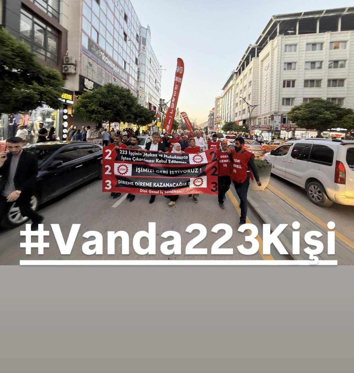 47 işçi, 2016’da kayyumla atılmış, mahkemece geri dönmüştü. 2025’te yine atıldılar! Bu, hukuk devletine kafa tutmak. Adalet Bakanı’na soruyoruz: Sessiz mi kalacaksınız? #Vanda223Kişi