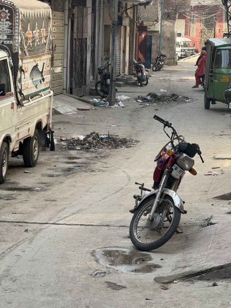 muhammadazeem86's tweet photo. @WASA_Lahore @LWMC1139, please address the garbage issue outside my house in Lahore! No one has cleaned it, and WASA dumped sewerage waste on the road. See pics. Action needed! #LahoreWasteManagement #CleanLahore https://t.co/4uenjlFErI