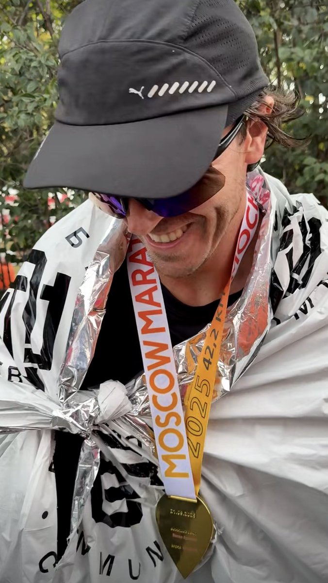 я люблю его улыбку из-под кепки😭🩷