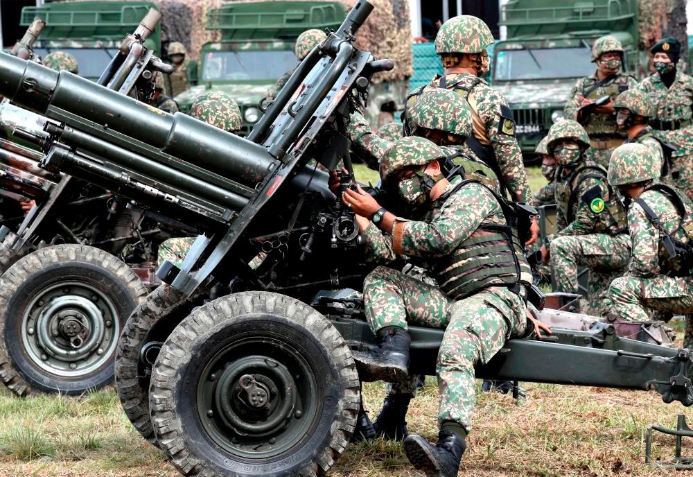 Marchfoward's tweet photo. MALAYSIA AKAN SHOPPING KETENTERAAN DALAM 5 TAHUN AKAN DATANG

Kementerian Pertahanan Malaysia mengumumkan bahawa Tentera Malaysia akan membeli banyak aset baru dalam Rancangan Malaysia ke 13 RMK-13 dari 2026 hingga 2030.

Ia diumumkan dalam Kajian Separuh Penggal Kertas Putih Pertahanan Malaysia semalam 

Pembelian itu adalah seperti berikut 

- Sistem Pertahanan Udara Jarak Sederhana MERAD untuk TUDM  
- Meriam Artileri Pertahanan Udara dipercayai untuk Grup Artileri Pertahanan Udara GAPU Tentera Darat
- Tambahan 18 buah lagi Pesawat Tempur Ringan/Jet Tempur Latihan Lanjutan LCA/FLIT
- 2 buah Kapal Sokongan Pelbagai Peranan MRSS untuk TLDM
- Tambahan 3 buah Kapal Misi Pesisir LMS
- Tambahan lagi 2 buah Pesawat Pemantau Maritim MPA untuk TUDM
- Tambahan 3 buah Dron Altitud Sederhana Ketahanan Tinggi MALE untuk TUDM 
- Tambahan Radar Jarak Jauh
- Menguruskan pembelian 33 buah F-18C/D Hornet dari Kuwait 
- Membeli dan menghantar sebuah Satelit KA-Band untuk Perisikan, Pemantauan dan Peninjauan ISR, komunikasi, navigasi dan posisi ketenteraan 

Penambahan ini untuk meneruskan pemodenan aset ketenteraan selari dengan situasi semasa