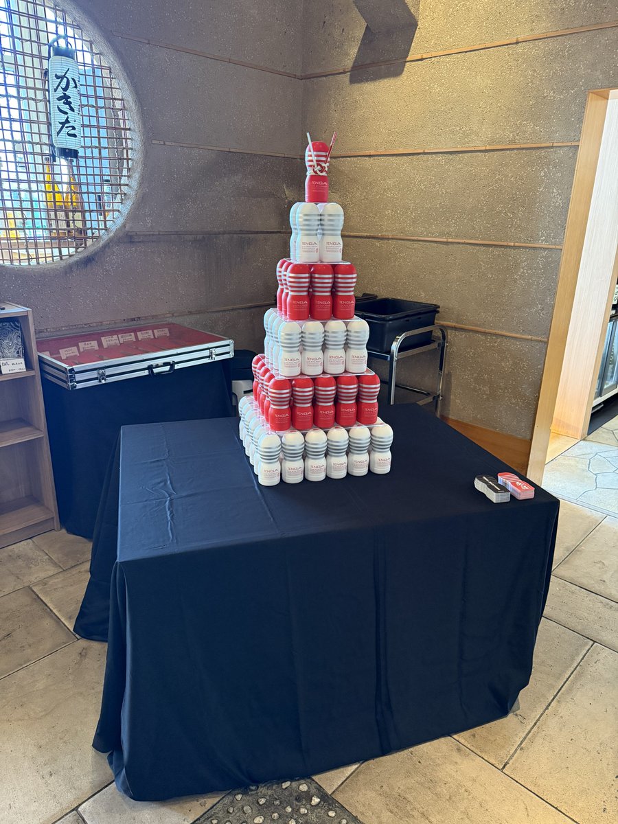 morimotoshoji's tweet image. 入り口にテンガが積まれた結婚式で泣かされると思わなかった