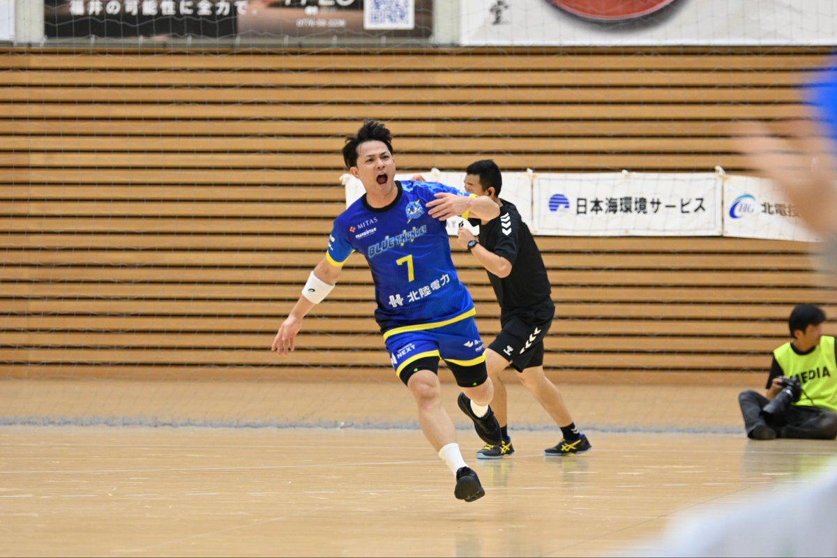 7akahodo's tweet photo. 全員で勝ち点1を。
みんなに助けられた。

パフォーマンスが悪くても、起用し続けてくれたサカさん。試合後に全員の選手が声かけてくれた。
申し訳なさと感謝でいっぱいです！

切り替えます！
明後日また全員で勝とう！ https://t.co/3r0VZYpXtq