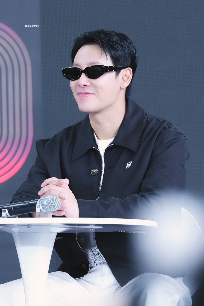 ghost_of_me_'s tweet photo. 250919 부산국제영화제 
윗집사람들 오픈토크
😶😎👍🏻🥰
#김동욱 https://t.co/x1m7StAGTB