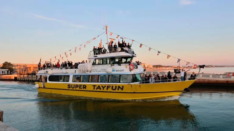 CalcioEngland's tweet image. ⛴️ Instead of taking the road to Venezia, a group of around 150 #Cesena tifosi took the boat for yesterdays #SerieB fixture

It was a 12 hour round trip (instead of 5 by car), but they returned home glorious late last night with three points in the bag!

📸 Corriere Romagna