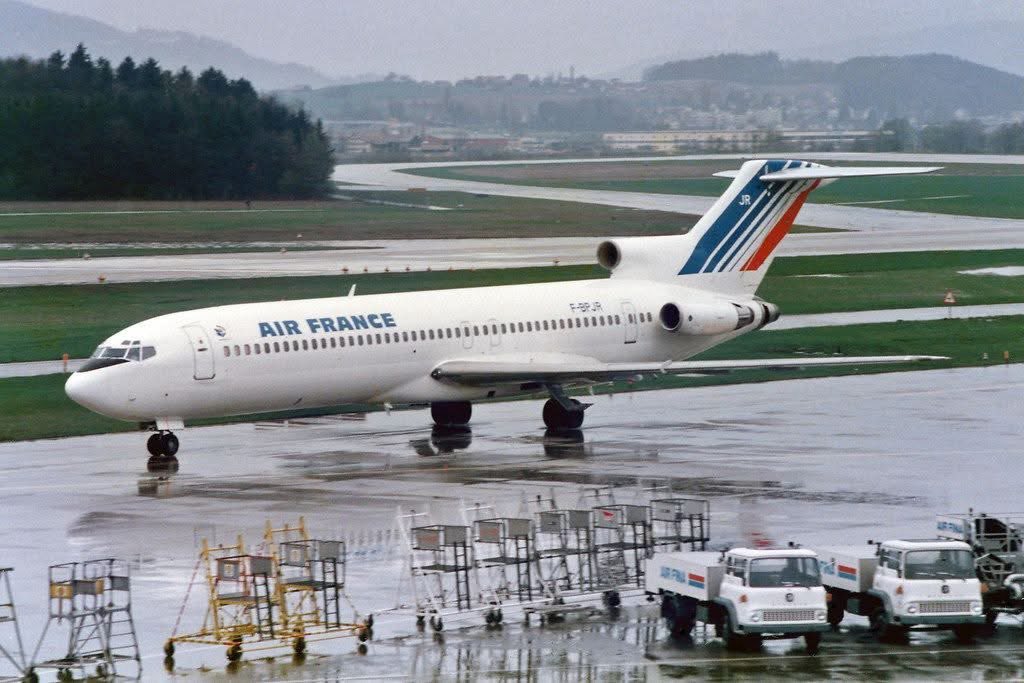 Air France 
Boeing 727-228 F-BPJR 
ZRH/LSZH Zurich Airport
September 4, 1985
Photo credit M. Oertle 
#AvGeek #Airline #Aviation #AvGeeks #Boeing #B727 #ZRH <a href="/zrh_airport/">Zurich Airport</a> #Zurich #AirFrance