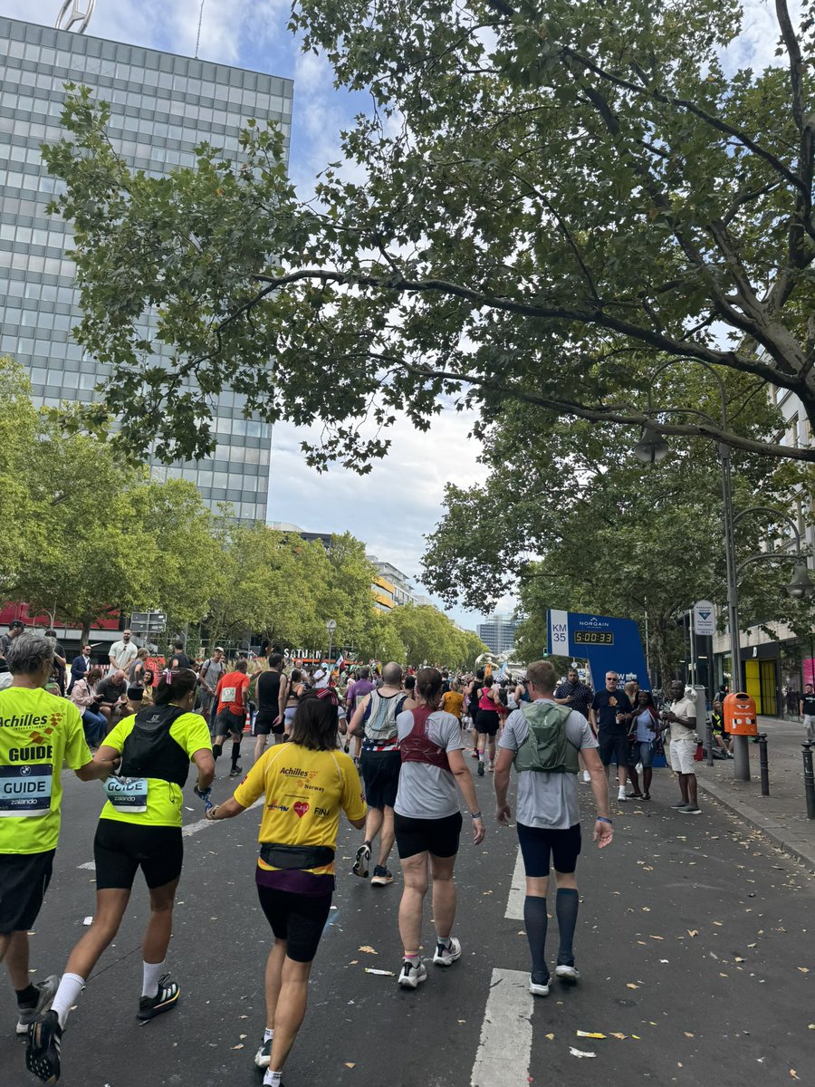lgarrendu's tweet photo. 35km #berlinmarathon2025 https://t.co/pGYNEsJJyp