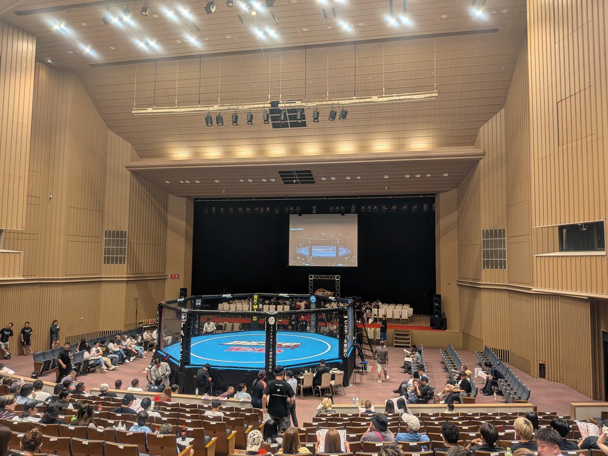 TadasukeNozoe's tweet photo. 久々の投稿。
本日はこちらもかなり久しぶりに格闘技観戦。
DEEP OSAKA IMPACT 2025 3rd ROUNDに昔、お世話になったKING GYM KOBE(@kinggymkobe)の選手の応援に。
#DEEP #DEEP0921 https://t.co/XOcLybWU0W