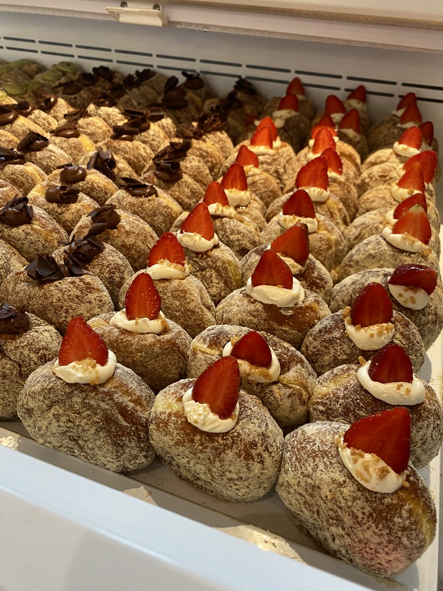 Liat antriannya rame banget, penasaran, nyobain, jadi lumayan paham kenapa hype.

Donatnya ini ternyata memang lumayan beda. Dari segi tekstur, medium firm, homemade pake natural ingredients dan tanpa pengawet. Dari segi presentasi, unik, ada rasa ayam kaleo dan 27 varian rasa