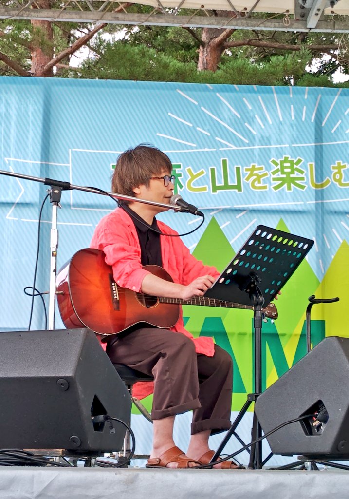 telmk2's tweet photo. 音速ライン藤井さんのステージ♬
「藤井さんらしくない」と某人物に言われた赤い上着は寒くて借りた物だって🤭
ハセさんカホンにコーラスにタンバリン他楽器いろいろ使って大活躍回だった✨
#YAMAFES https://t.co/4BvyKciEGT