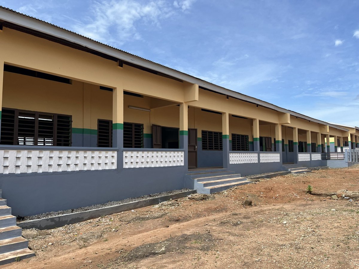 Laure Weisgerber (@weisgerberlaure) on Twitter photo Rentrée des classes à #Parakou dans un collège appuyé par SENS, un vaste programme de soutien à l’enseignement secondaire porté par <a href="/gouvbenin/">Gouvernement du Bénin 🇧🇯</a>, en partenariat avec <a href="/AFD_France/">Agence Française de #Développement (AFD) 🇫🇷 🇪🇺</a>
680 salles de classes et 340 blocs de latrines construits dans 6 dpts touchant 3️⃣4️⃣ 0️⃣0️⃣0️⃣ élèves. Rentrée des classes à #Parakou dans un collège appuyé par SENS, un vaste programme de soutien à l’enseignement secondaire porté par <a href="/gouvbenin/">Gouvernement du Bénin 🇧🇯</a>, en partenariat avec <a href="/AFD_France/">Agence Française de #Développement (AFD) 🇫🇷 🇪🇺</a>
680 salles de classes et 340 blocs de latrines construits dans 6 dpts touchant 3️⃣4️⃣ 0️⃣0️⃣0️⃣ élèves.