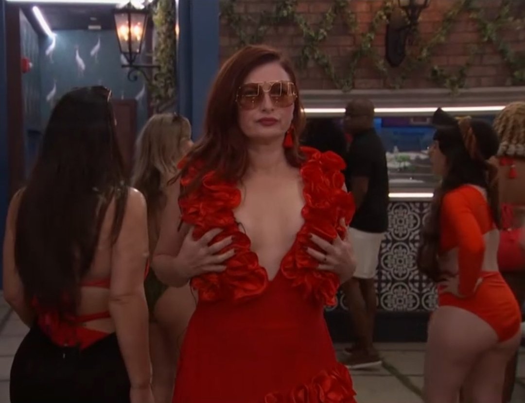 d_a_y_l_i_n_'s tweet image. An iconic legend who carried the entire season on her back #RachelForAFP #BB27