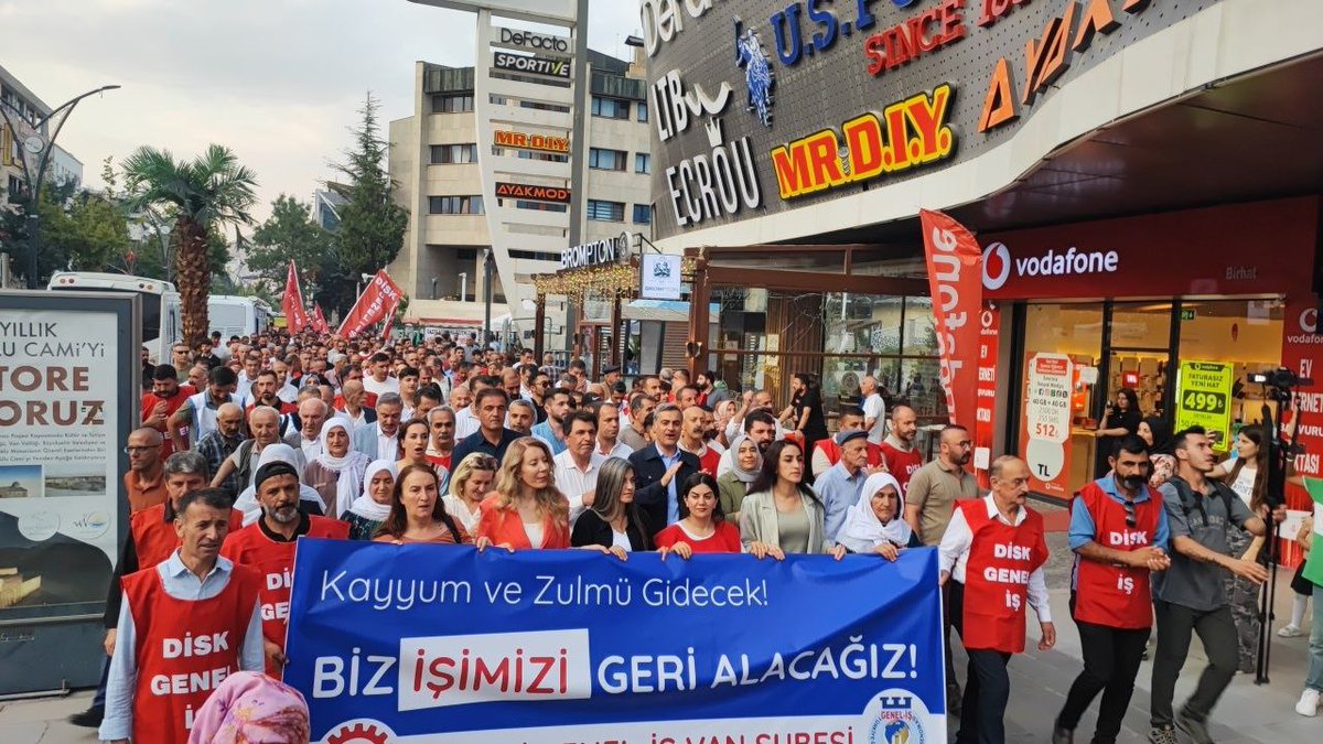 Mahkeme, 47 işçiyi işe iade etti, kayyum uymadı! 223 emekçi hukuksuzca atıldı. ‘Arşiv soruşturması’ bahanesi yasal değil, siyasi! 
53. günde adalet için sokakta direnen emekçilere ses olalım!
#Vanda223kişi