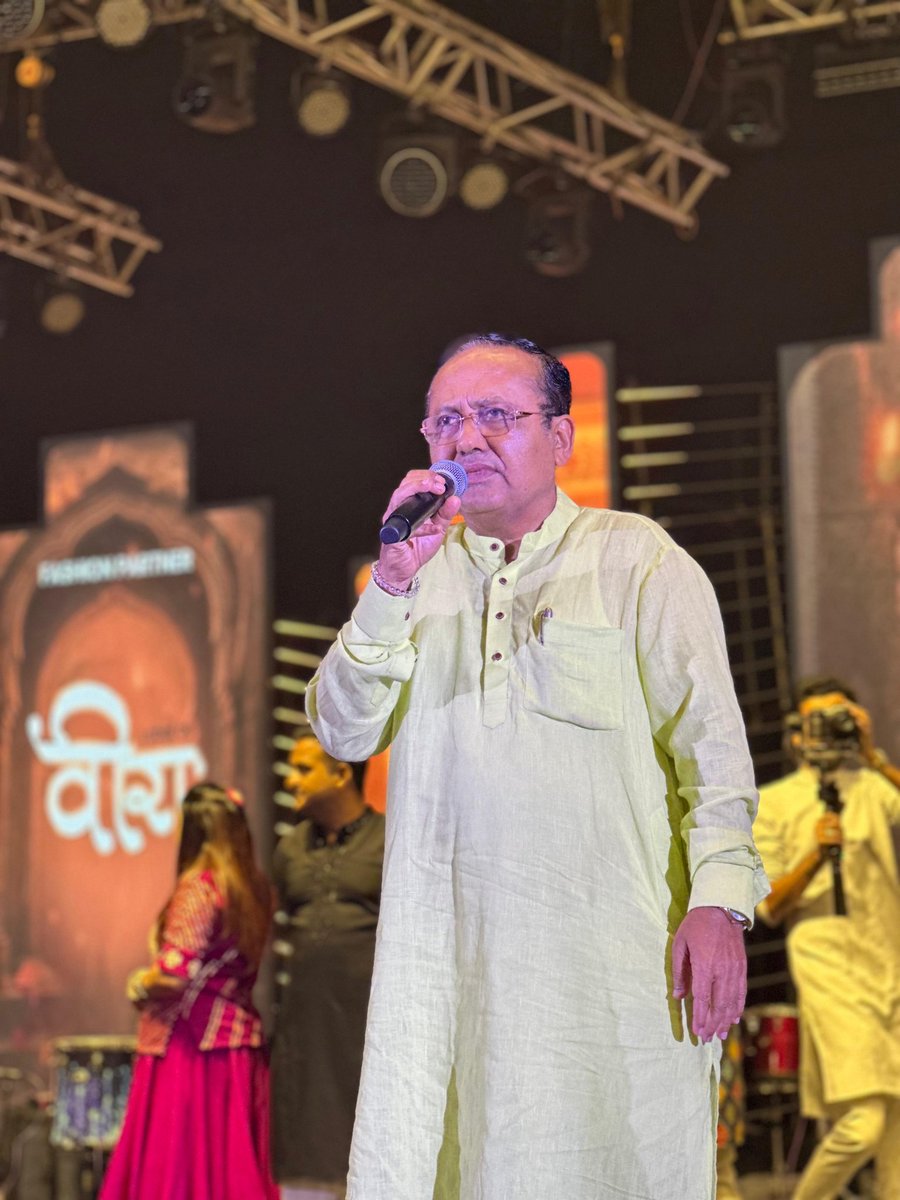 imukeshdalal's tweet photo. આદ્યશક્તિના પાવન ગરબા અને આર્ટિસ્ટોના લાઈવ પ્રોગ્રામ્સે ઉપસ્થિત તમામ શ્રદ્ધાળુ ભક્તોને ભાવવિભોર કરી દીધા. 

#PreNavratri #Surat
#MP24SuratLoksabha
#Mukeshdalal4u https://t.co/4hmv2Thd6A