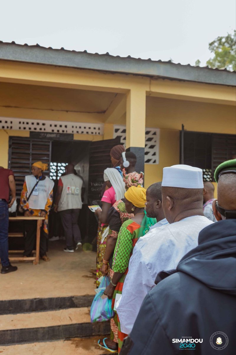 Ce matin, à Dabola, le Ministre Ismaël NABÉ a accompli son devoir civique au collège Barry Diawadou pour le référendum constitutionnel, faisant la queue comme tout le monde, dans une ambiance d’engouement populaire et de discipline. 🇬🇳