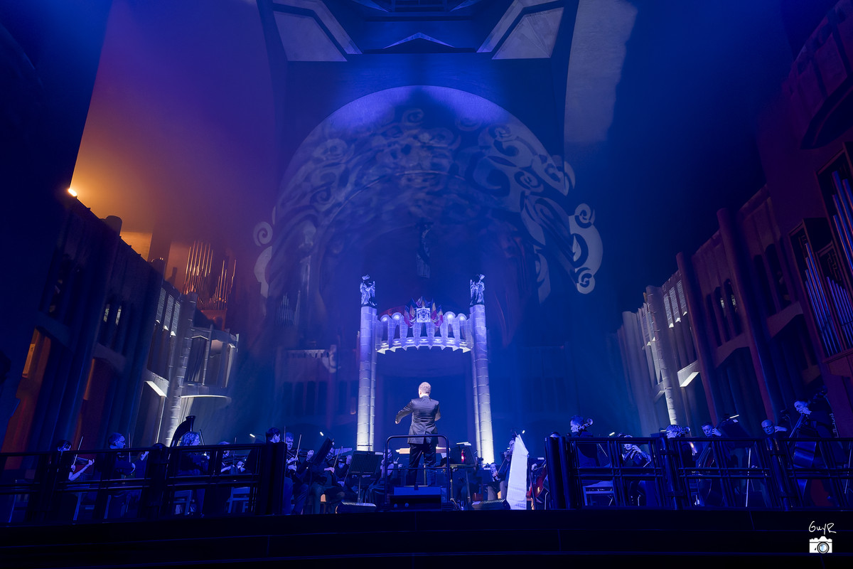What a super cool building: The National Basilica in Brussels - with the National Presidential Orchestra of Ukraine: credit to GuyRphotographie #RDCE #RobertEmery