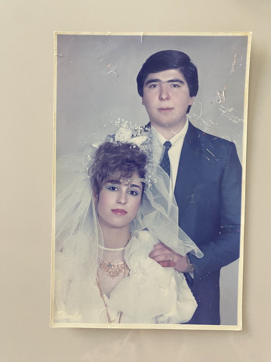 6 Şubat depreminde Gaziantep yüksek bina enkazında çalışma esnasında bu fotoğrafı bulmuştum, enkazdan inince çevrede bekleyenlere sorar sahibine veririz demiştim ama günün telaşıyla unutulmuştu. Şimdi o zamanlar tuttuğum defterimin arasında buldum.