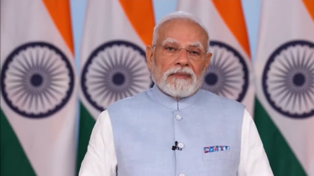 हमारे जख़्मों की तासीर भी गजब निकली,
दवा भी बन गए और दर्द भी वही निकले।

रसगुल्लों का आनंद लो मित्रों... ऐश करो😎