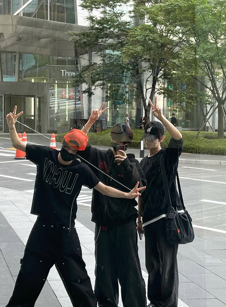 Is this Dongyun and Hyeop and who? 🫣