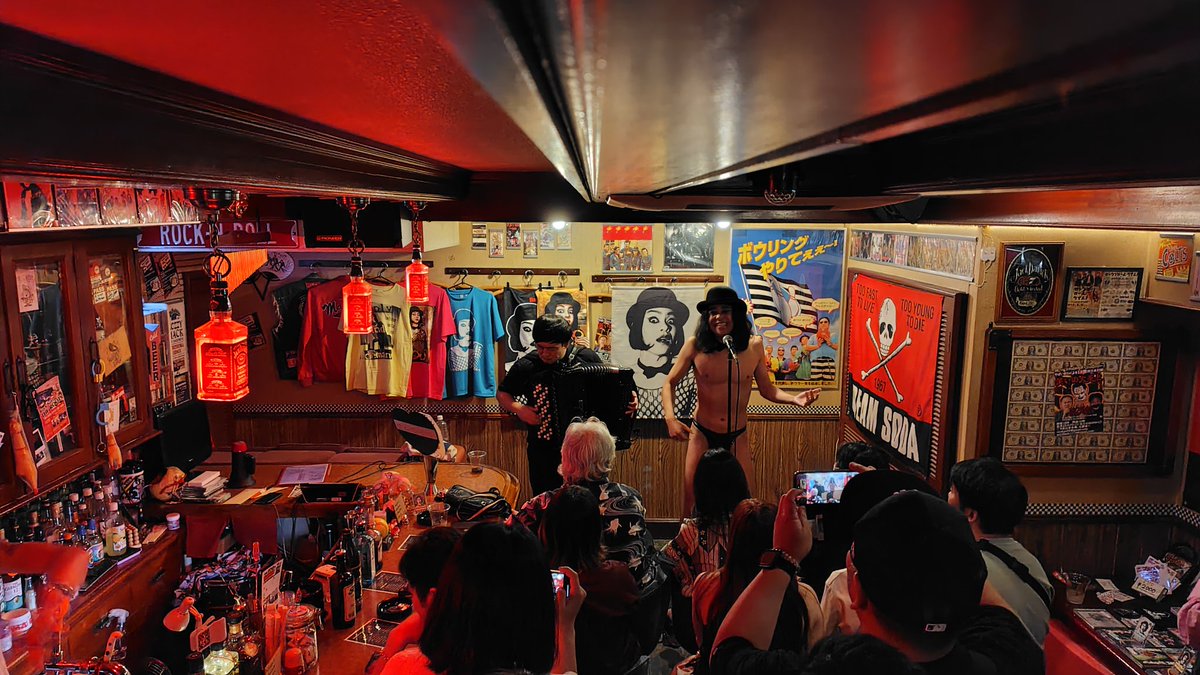 行きつけのバーにて
網タイツシャンソン歌手とアコーディオン奏者のライブ🌞