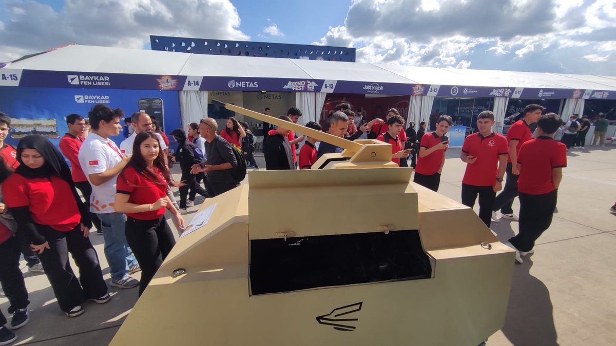 Ulku_Ocaklari's tweet photo. 📍İstanbul Atatürk Havalimanı

17-21 Eylül tarihlerinde İstanbul Atatürk Havalimanı'nda gerçekleştirilen TEKNOFEST'e Ülkü Ocakları Sakarya İl Başkanlığı Altay Teknoloji Takımı iki çalışma ile katılım sağladı.

Hedefini kendi tespit edebilen yapay zeka destekli insansız ön muharebe tankı olarak 2026 yılında yarışmalarda olacak olan TUNA, gençlerimizin ve çocuklarımızdan büyük ilgisini çekerken; "Stirling Çevrimli Ekolojik Motor" projesi ise "Çevre ve Enerji" kategorisinde 14.610 proje arasından ilk 50’ye girerek finalist olmaya hak kazandı.