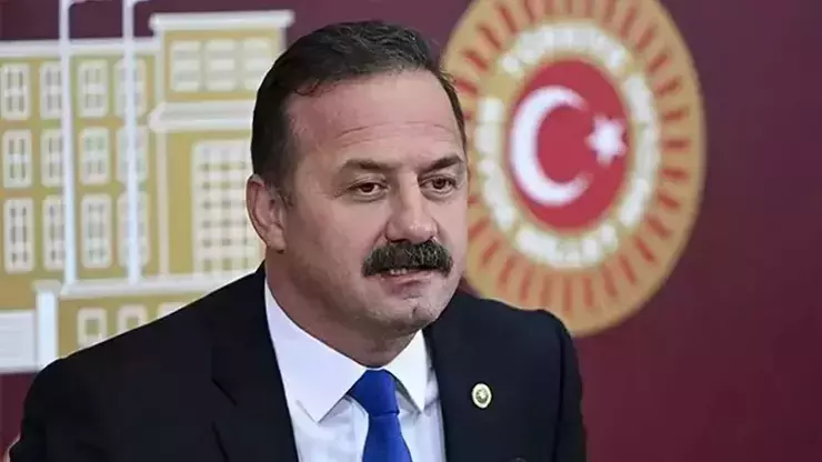 militerenstitu's tweet photo. Ağıralioğlu’ndan Özdağ’a: Milliyetçiler bir araya gelsin diyorsunuz, sonra böyle diyorsunuz; nasıl olacak bu işler?

Zafer Partisi Genel Başkanı Ümit Özdağ, Fatih Altaylı’nın programında şu ifadeleri kullanmıştı:

“Ben ve Müsavat Dervişoğlu rahatlıkla ‘Atatürk’le sorunu olan her kim varsa, hepsinin canı cehenneme’ diyebiliriz. Fakat Yavuz Bey bunu söyleyemez.”

Babala TV’de bir genç, bu sözleri A Parti Genel Başkanı Yavuz Ağıralioğlu’na hatırlattı.

Ağıralioğlu, Özdağ ile henüz yeni görüştüğünü ifade ederek şunları aktardı:

“Daha dün görüştük. 'İnsanları itip kakıp, bir yere sıkıştırmaya çalışmanızı doğru bulmuyorum hocam' dedim.

O da  'Siyaset işte, böyle oluyor bu işler...' dedi."

Ağıralioğlu, son olarak Özdağ’ın milliyetçiler arasında birlik çağrılarıyla bu sözlerin uyuşmadığını işaret ederek şöyle tepki gösterdi: 

“‘Milliyetçiler bir araya gelsin’ falan diyorsunuz, sonra da böyle diyorsunuz; nasıl olacak bu işler?”