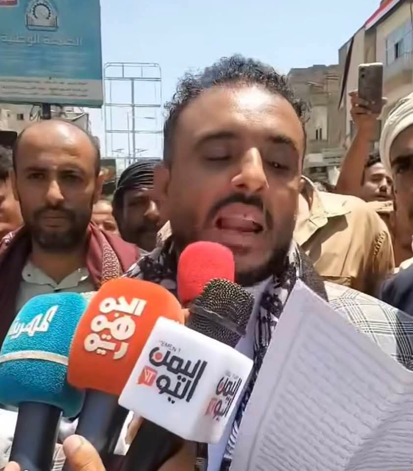 شوفوا القنوات التي تغطي عناصر إثارة الزوبعه في تعز لتعرفوا من يستهدف تعز ولمصلحة من